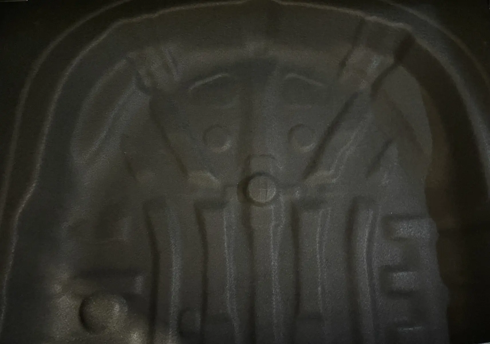 Gros plan sur la roue de secours dans le coffre d'une Volkswagen Golf 1.0 TSI 110 DSG7 Life Plus bleu Atlantique 2023.