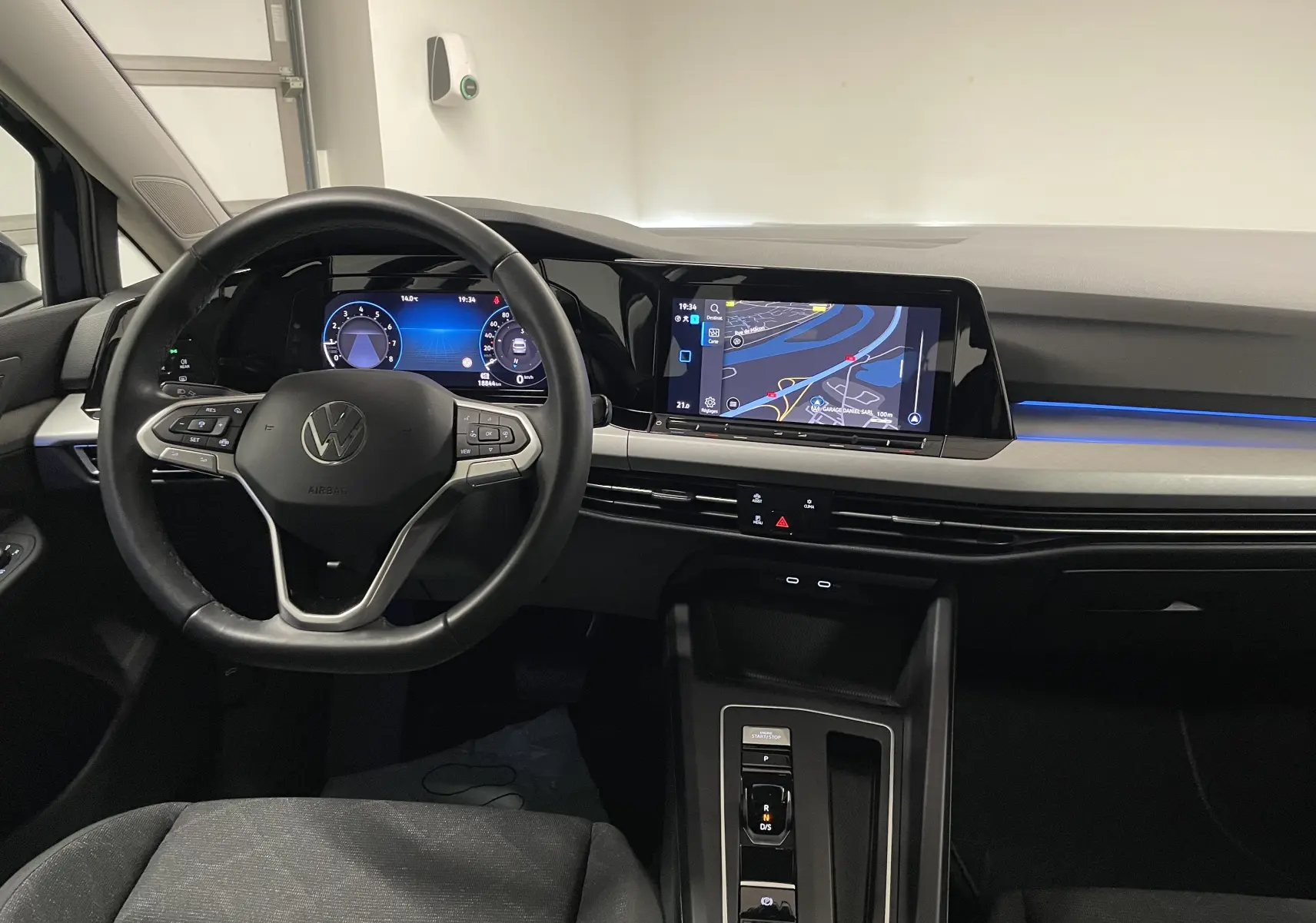 Intérieur avant de la Volkswagen Golf 1.0 TSI 110 DSG7 Life Plus 2023 avec tableau de bord numérique et écran tactile central.