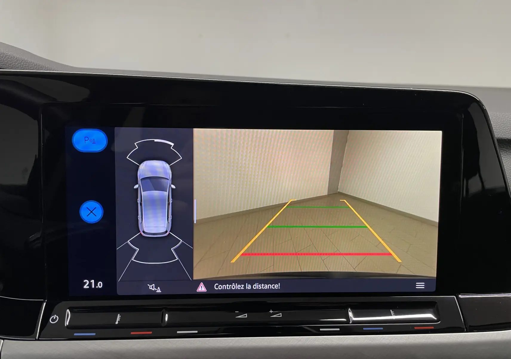 Écran de caméra de recul et capteurs de stationnement d'une Volkswagen Golf 2023, affichage intérieur moderne.