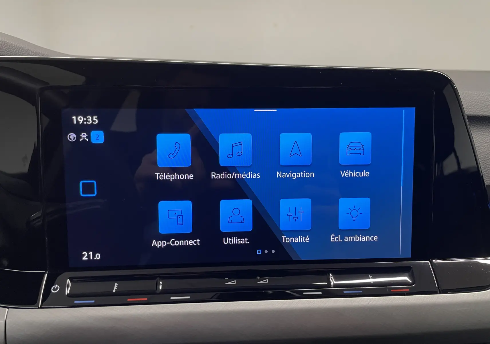 Écran tactile central de la Volkswagen Golf 1.0 TSI 110 DSG7 Life Plus 2023, affichant le menu principal en bleu.