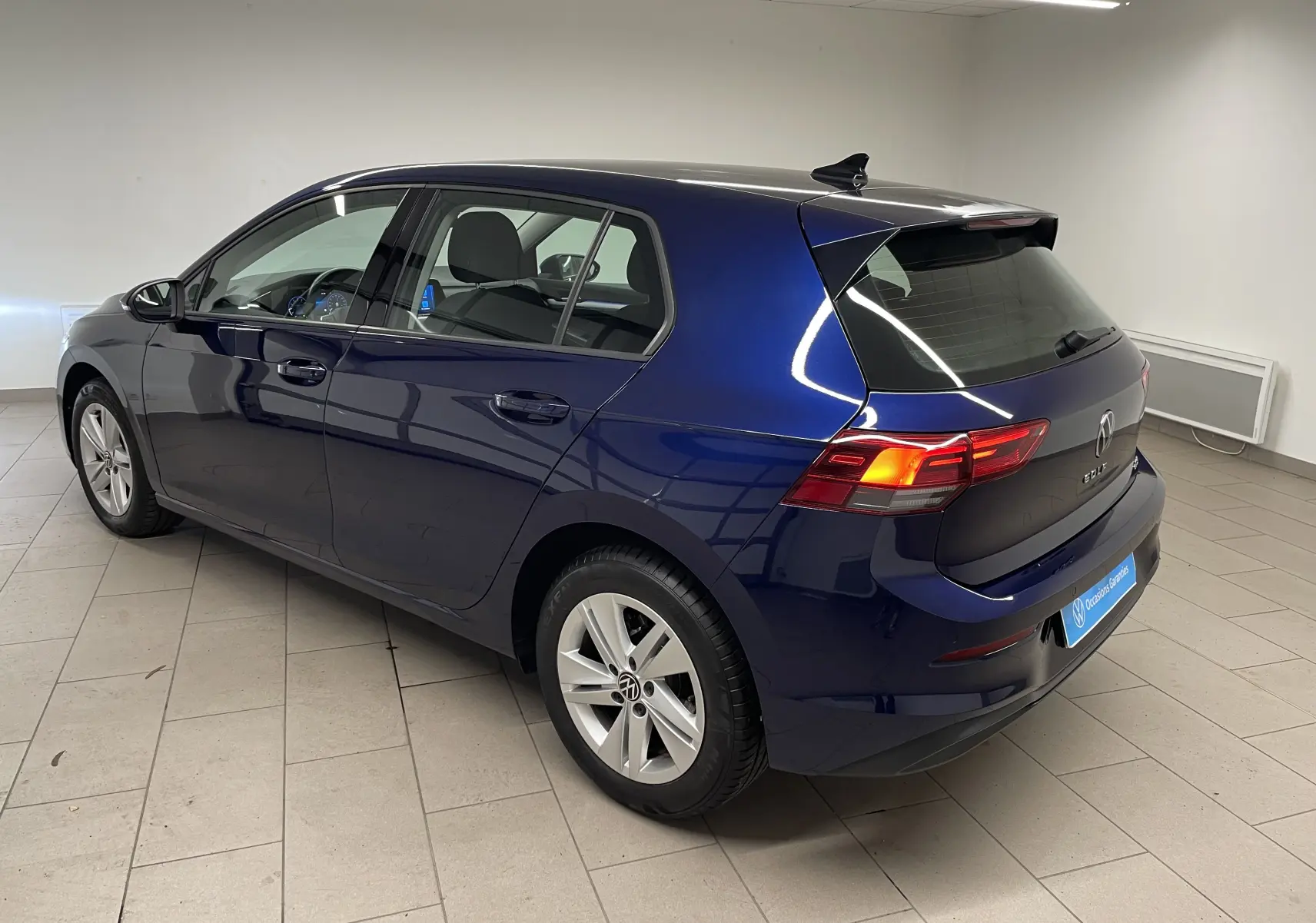 Volkswagen Golf 1.0 TSI 110 DSG7 Life Plus bleu Atlantique vue 3/4 arrière droit en intérieur.