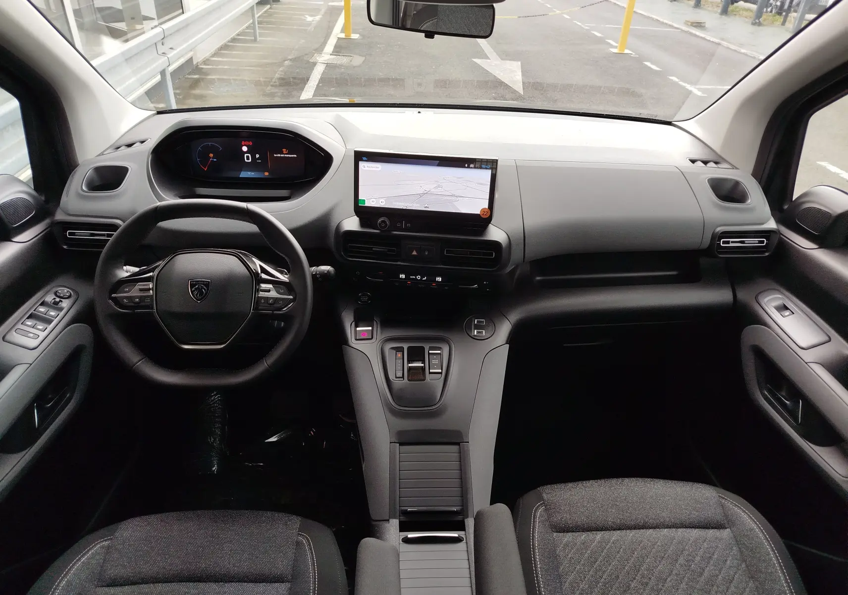 Vue intérieure avant du Peugeot Rifter 1.5 BlueHDi 130ch 2026, tableau de bord moderne avec écran tactile et volant multifonction.