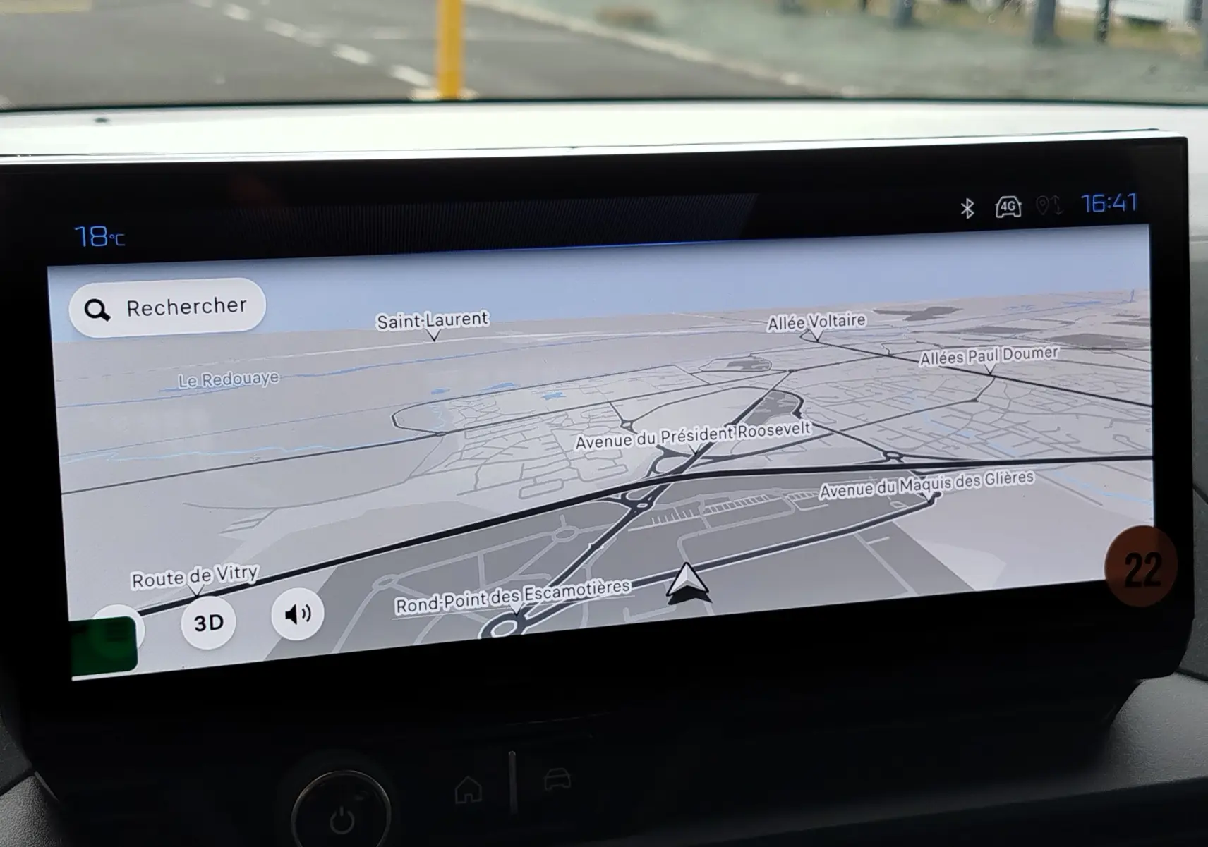 Écran tactile du système de navigation du Peugeot Rifter noir, affichant une carte en 3D avec itinéraire et points de repère.