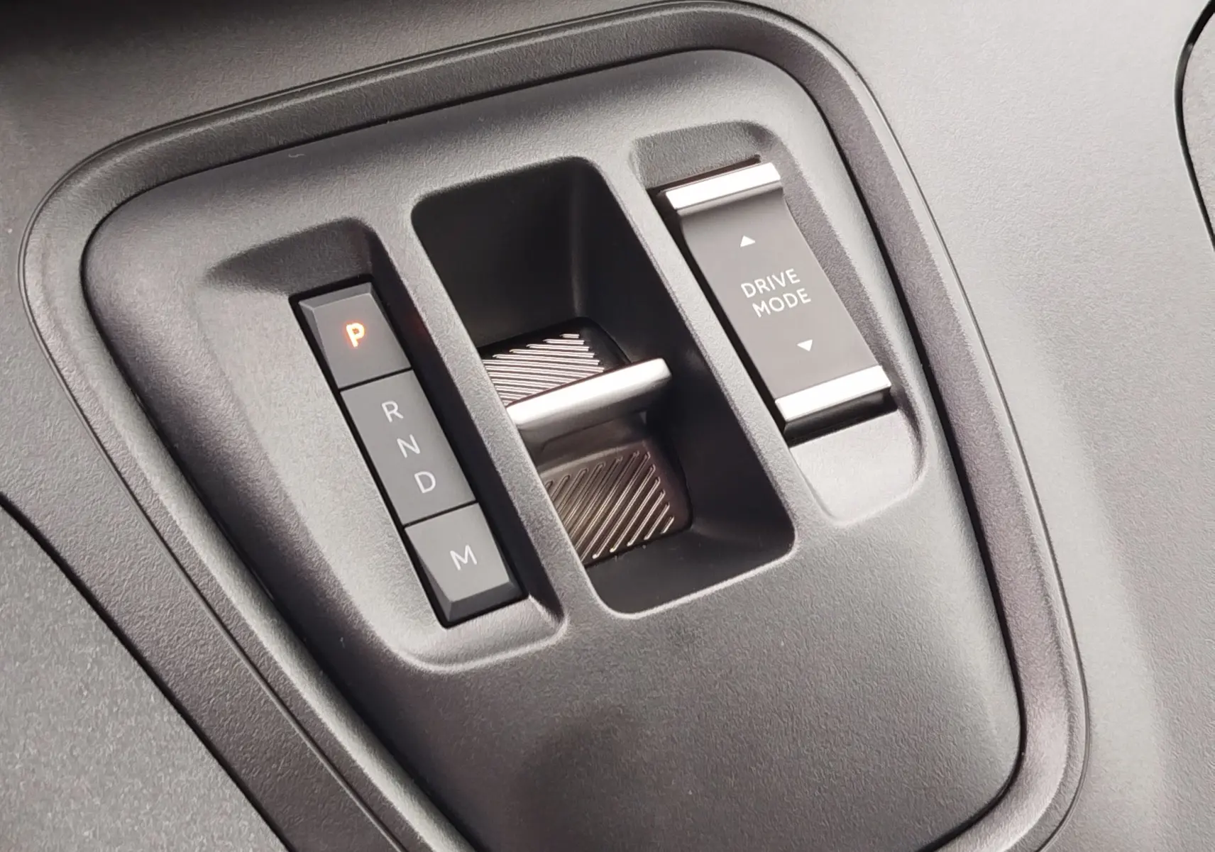 Gros plan sur la commande de boîte automatique noire avec sélecteur et bouton Drive Mode du Peugeot Rifter 2026.