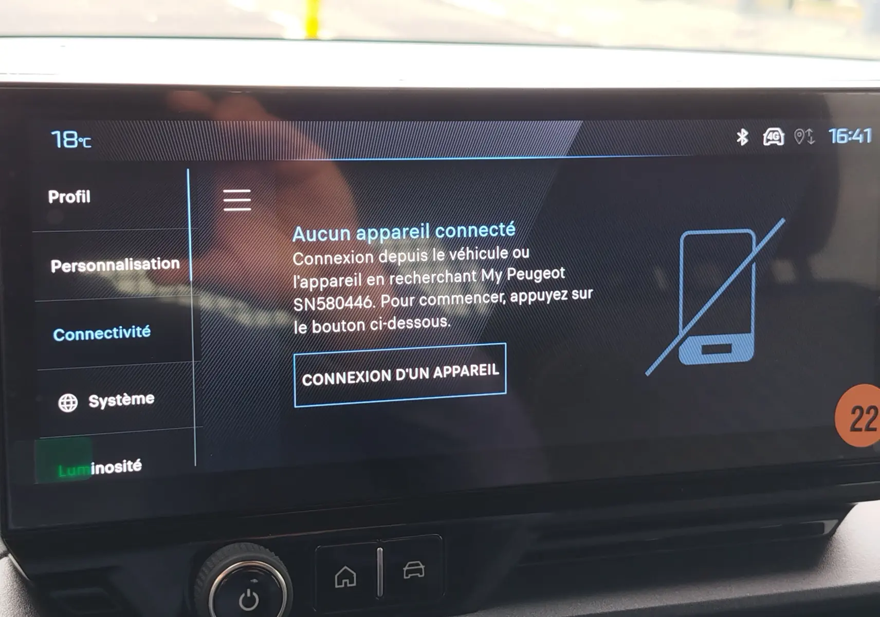 Écran tactile central du Peugeot Rifter 2026 affichant le menu connectivité sans appareil connecté, interface en français.