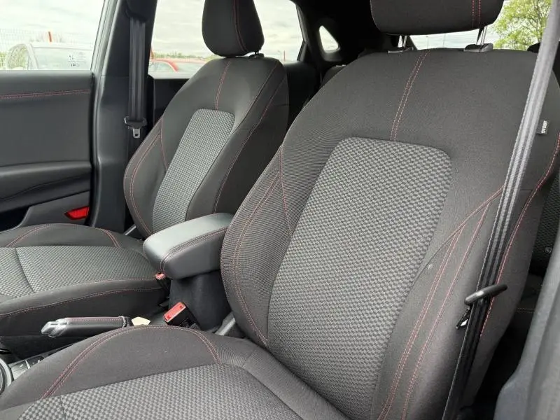 Vue rapprochée des sièges avant noirs avec surpiqûres rouges du Ford Puma 2024 ST-Line, intérieur tissu et détails sportifs.