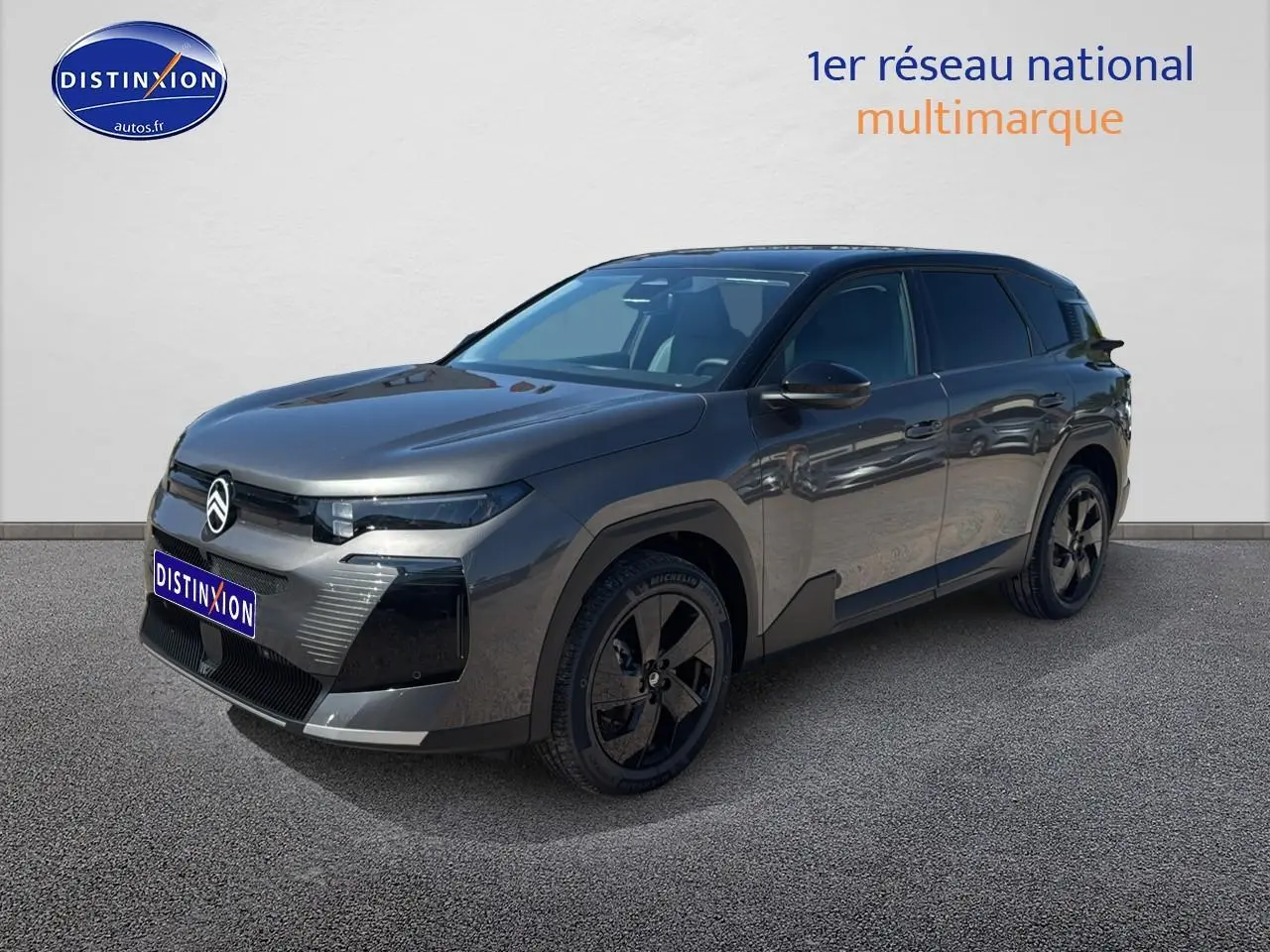 Vue 3/4 avant droite du Citroën C5 Aircross gris platinium avec toit noir et jantes alliage 19 pouces.