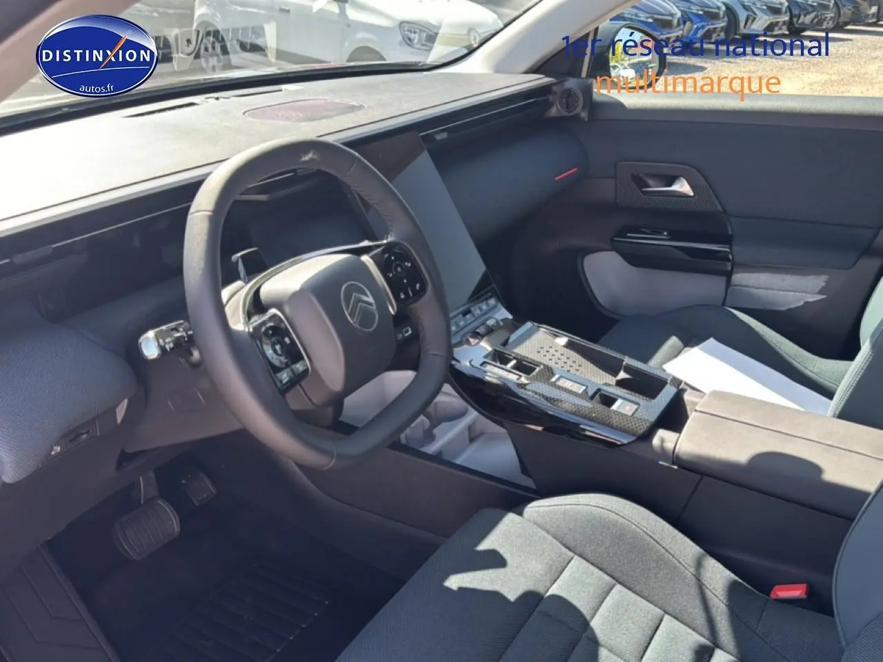 Intérieur avant du Citroën C5 Aircross 2026, vue côté conducteur, tableau de bord moderne avec écran tactile vertical.