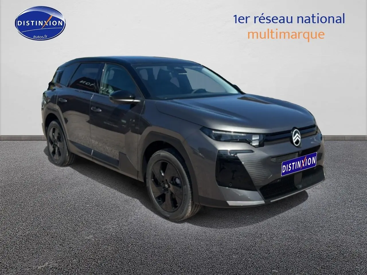 Citroën C5 Aircross gris platinium 3/4 avant droit, toit noir bi-ton et jantes alliage noires.