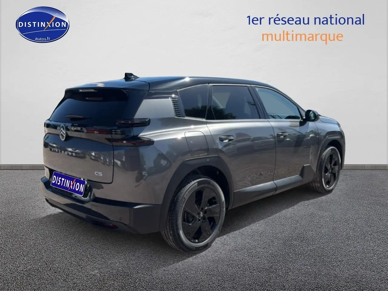 Vue 3/4 arrière droite du Citroën C5 Aircross gris platinium avec toit noir et jantes alliage noires.
