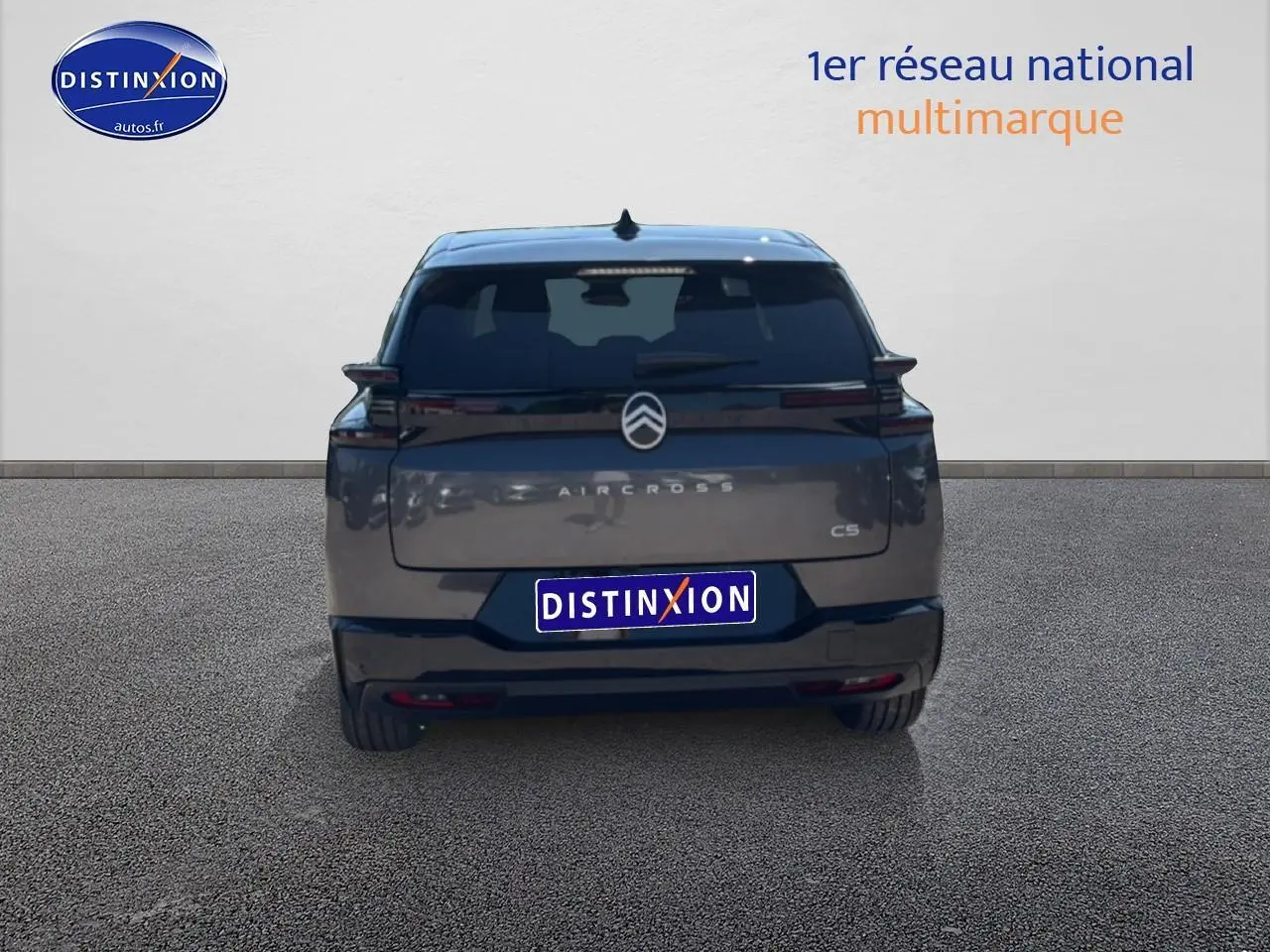 Vue arrière d'un Citroën C5 Aircross gris platinium avec toit noir, feux LED et logo centré sur hayon.