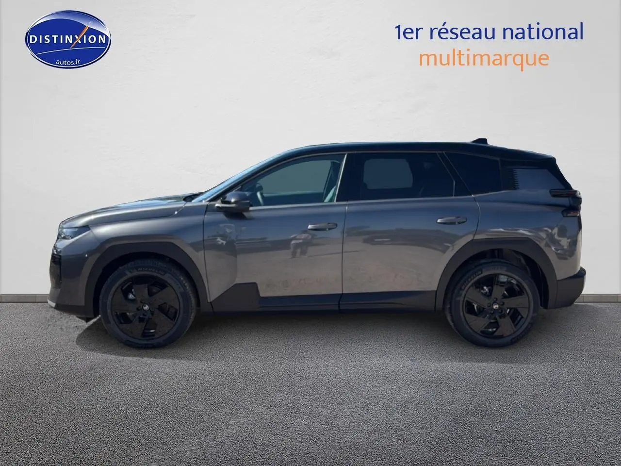 Profil droit du Citroën C5 Aircross gris platinium avec toit noir et jantes alliage noires.