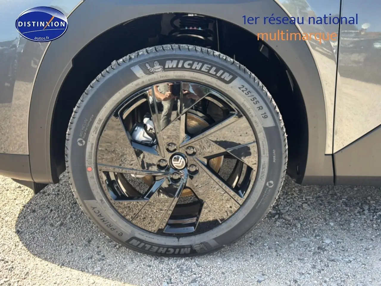 Gros plan sur la roue avant gauche du Citroën C5 Aircross gris platinium avec jante alliage noire brillante 19 pouces.