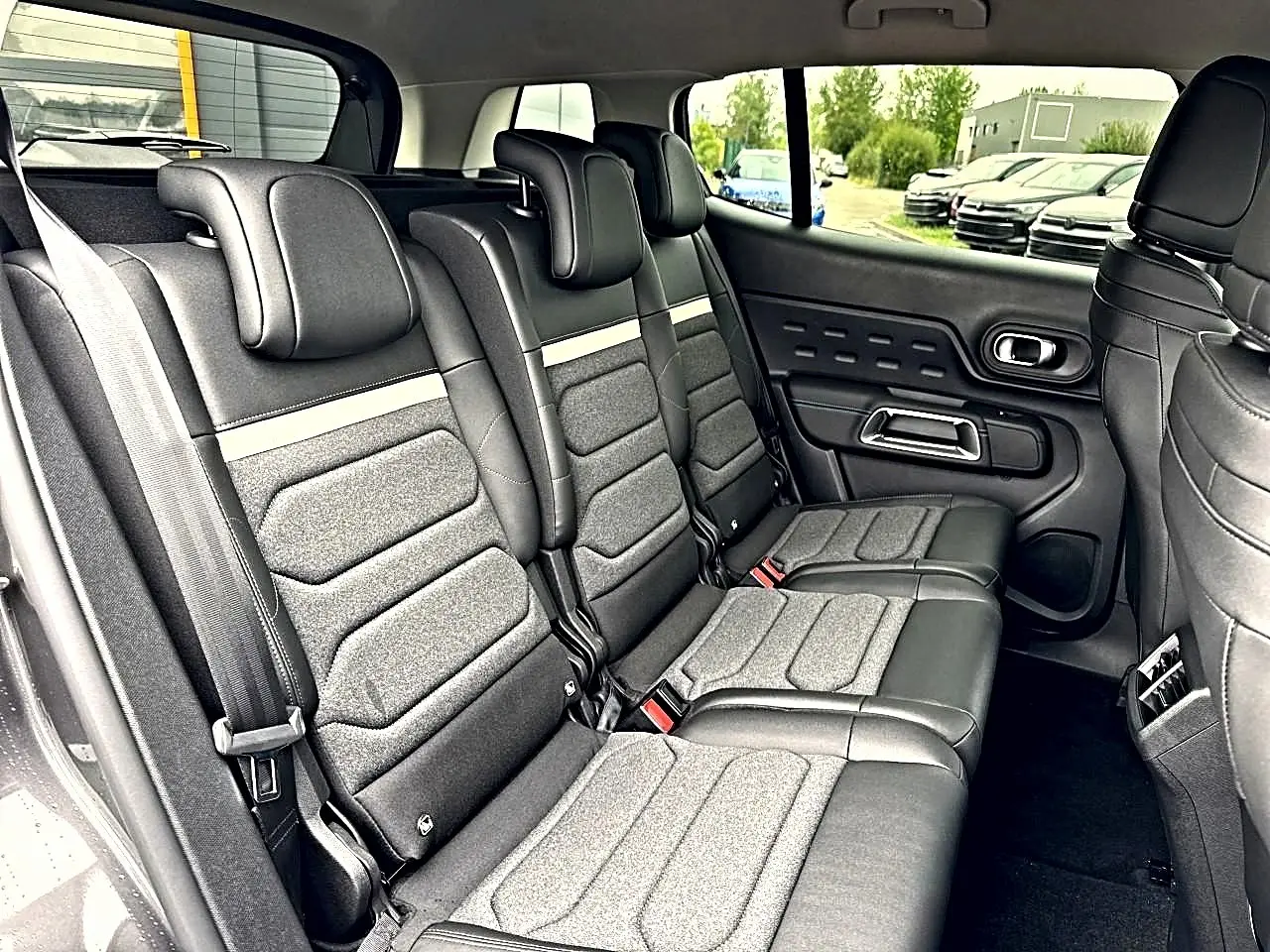 Vue intérieure côté droit sur la 2e rangée de sièges individuels gris et tissu effet cuir du Citroën C5 Aircross 2025.
