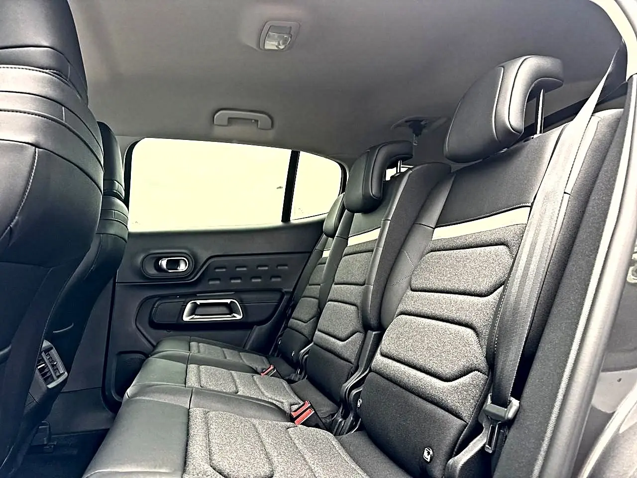 Vue intérieure de la 2e rangée de sièges coulissants noirs et gris du Citroën C5 Aircross 2025 côté droit.