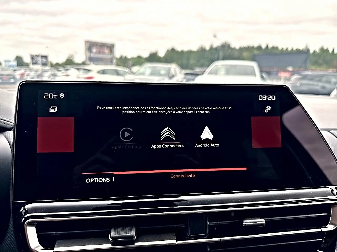 Écran tactile central du tableau de bord du Citroën C5 Aircross 2025 affichant les options Android Auto et Apps Connectées.