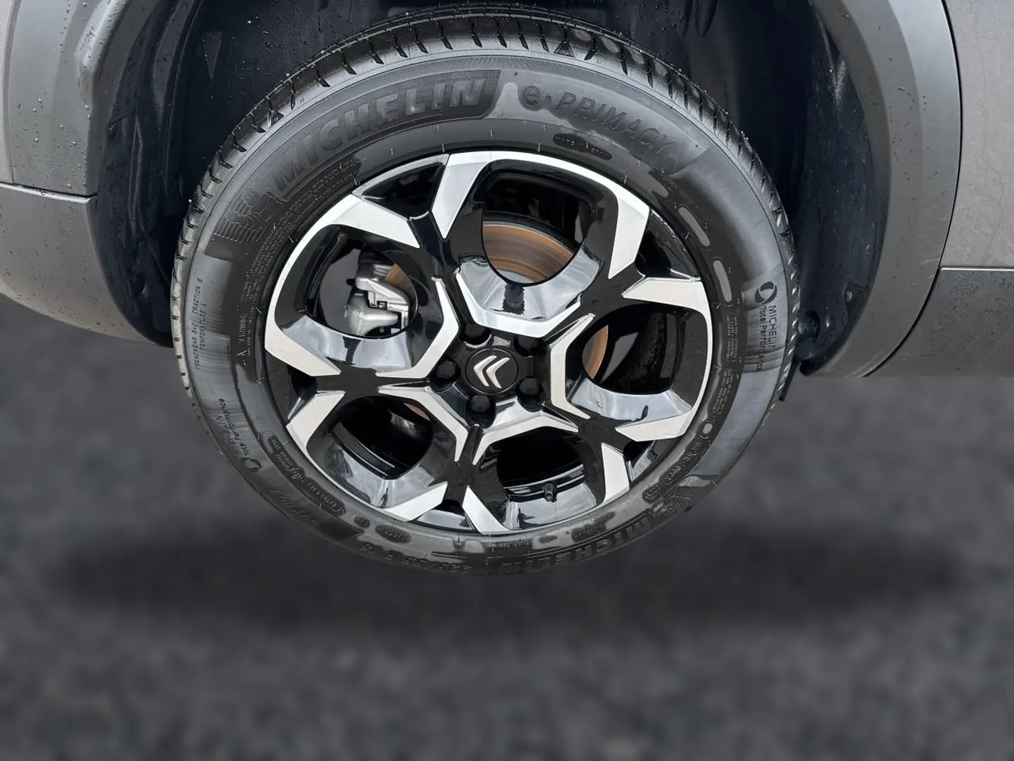 Gros plan sur la jante alu noire et argentée avec logo Citroën du Citroën C5 Aircross gris platinium.