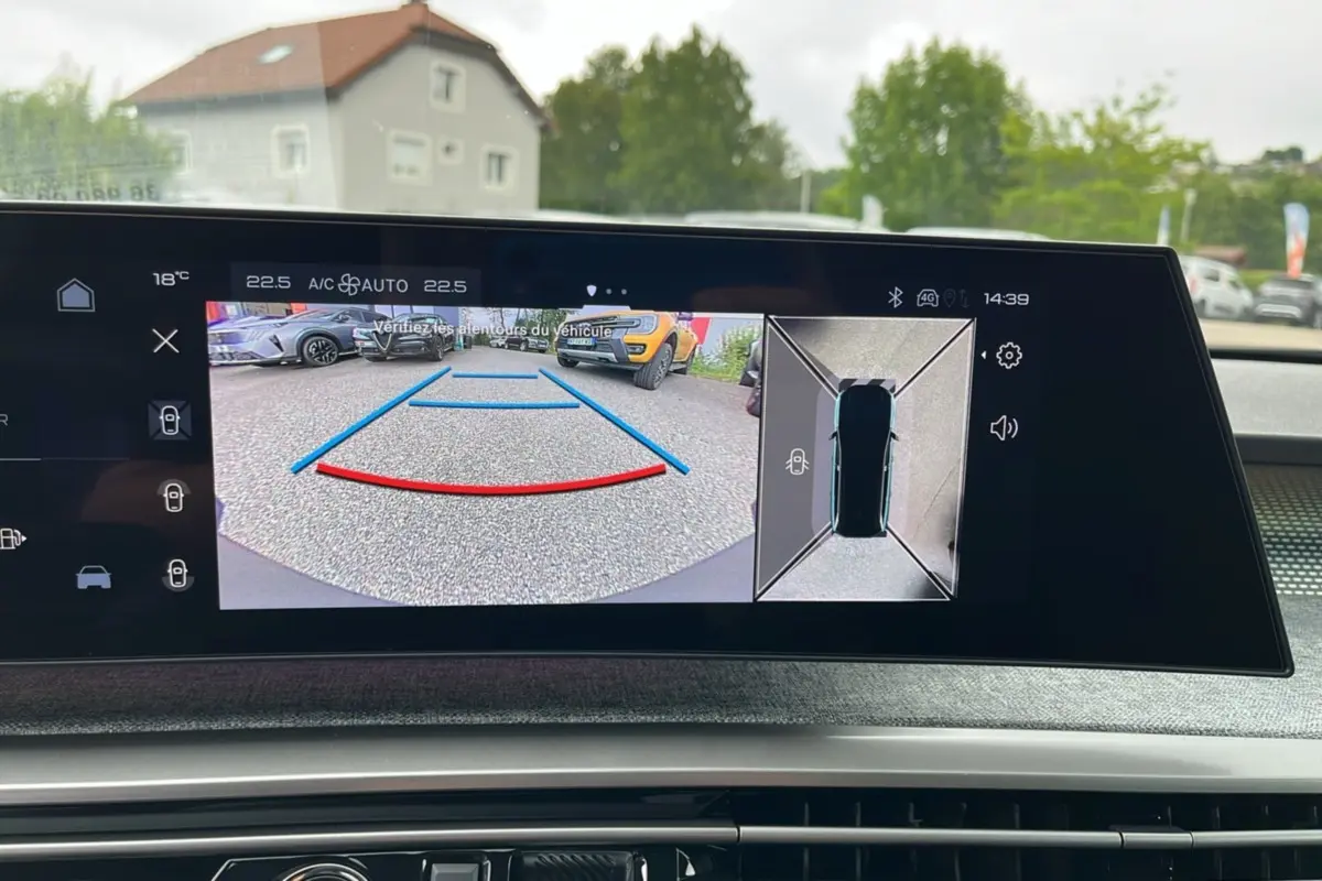 Écran central affichant la caméra 360° du Peugeot 5008 hybride, vue arrière et vue aérienne du véhicule gris titane.