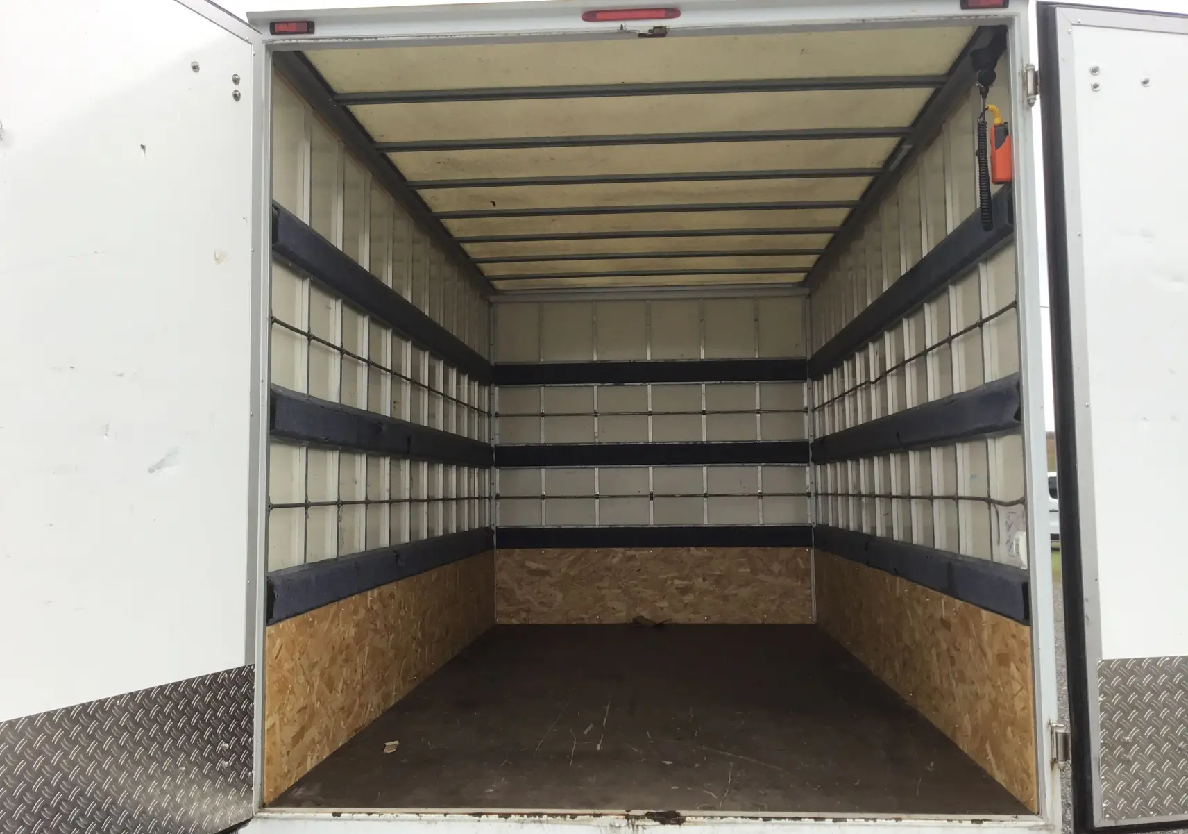 Vue arrière de la caisse blanche ouverte d’un Opel Movano Chassis Cabine L3H1 2020 avec hayon électrique et intérieur vide.