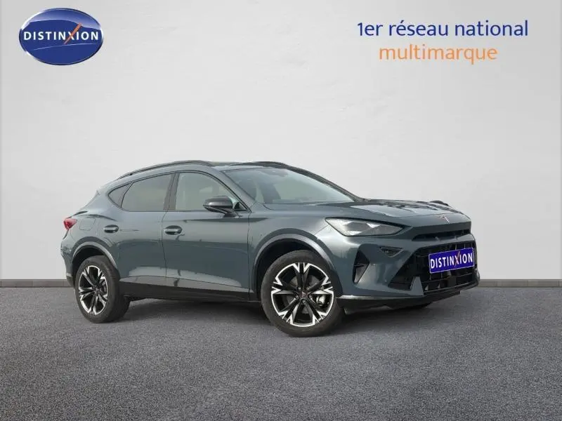 Vue 3/4 avant droite d'un CUPRA Formentor bleu métallisé avec jantes alliage et calandre noire distinctive.