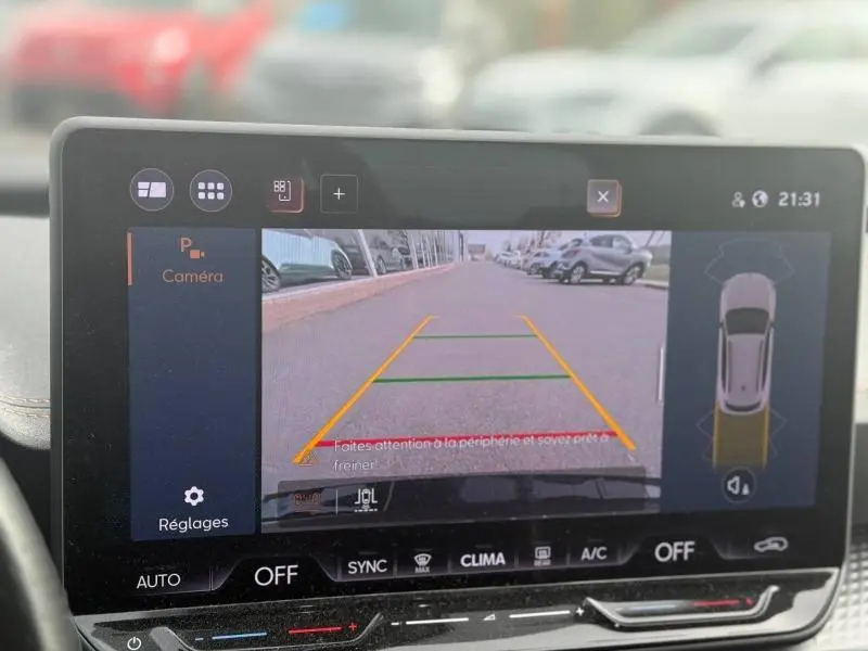 Écran tactile intérieur affichant la caméra de recul et l’aide au stationnement du CUPRA Formentor bleu, vue de face.