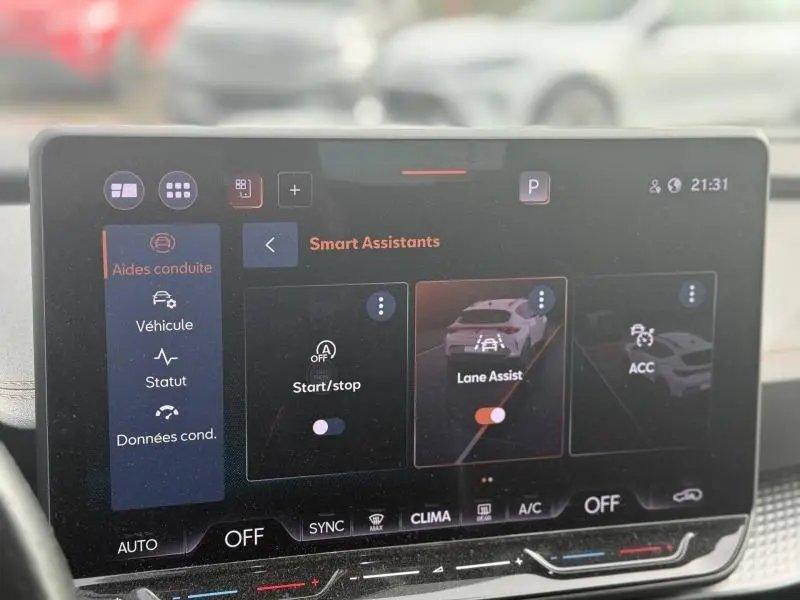 Écran tactile intérieur affichant les assistants de conduite du CUPRA Formentor bleu, vue de face rapprochée.