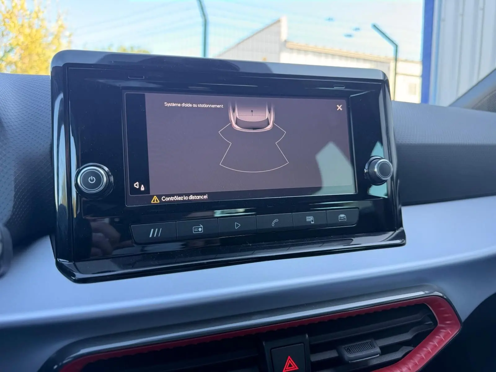 Écran tactile central affichant l'aide au stationnement dans l'habitacle d'une SEAT Ibiza 1.0 TSI 95 FR noire.