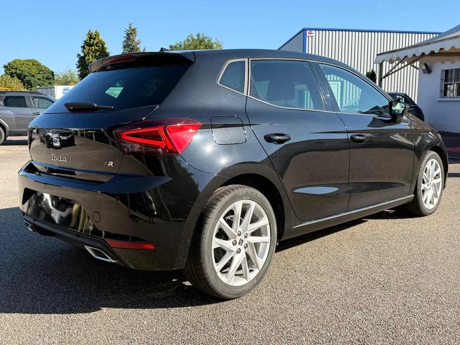 SEAT Ibiza 1.0 TSI 95 FR noire vue en 3/4 arrière droit, avec jantes alliage et feux arrière LED distinctifs.