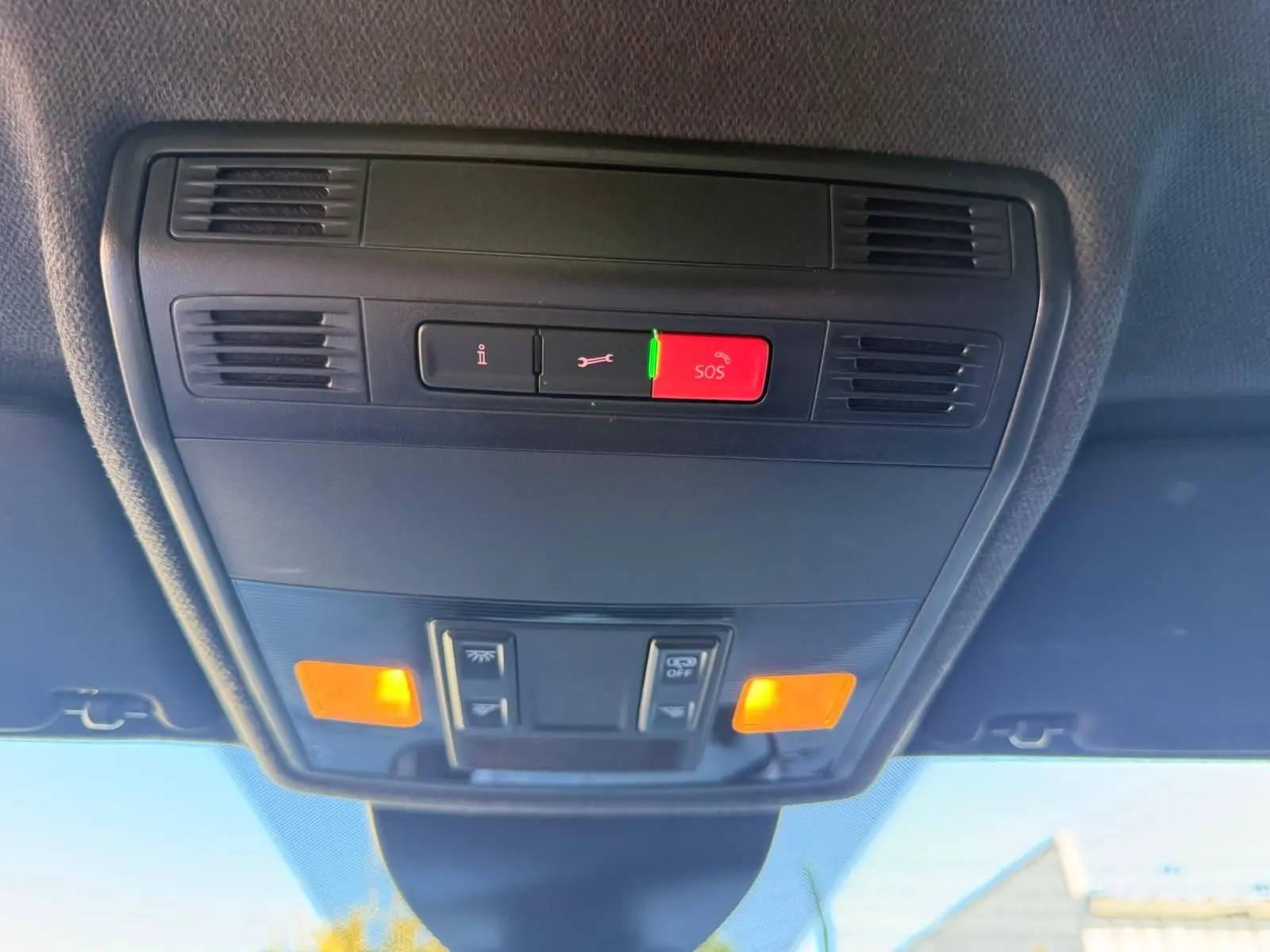 Vue intérieure du plafonnier avec commandes d’éclairage et bouton SOS rouge allumé dans une SEAT Ibiza noire 2025.
