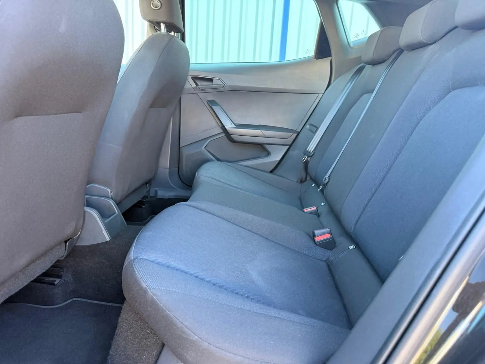 Vue intérieure côté droit des sièges arrière en tissu noir d'une SEAT Ibiza 1.0 TSI 95 FR 2025.