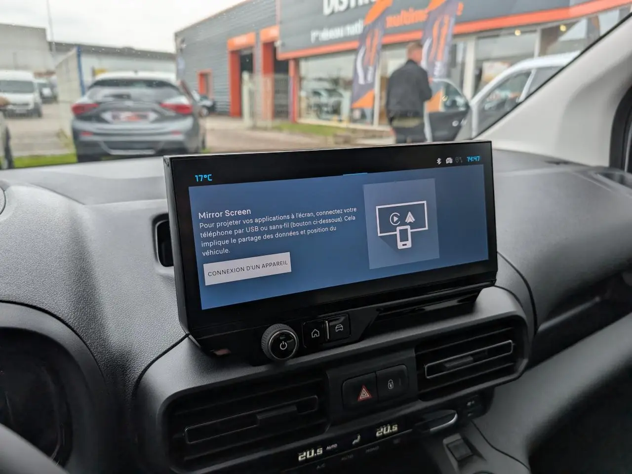 Vue intérieure du tableau de bord du Citroën Berlingo 2025 avec écran tactile 10 pouces et commandes de climatisation.