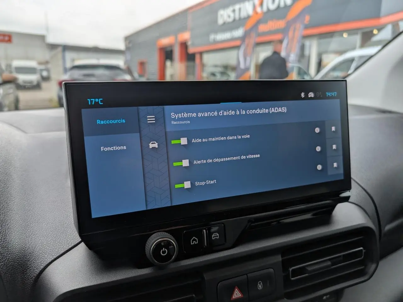 Écran tactile central affichant les aides à la conduite dans l’habitacle du Citroën Berlingo blanc, vue intérieure frontale.