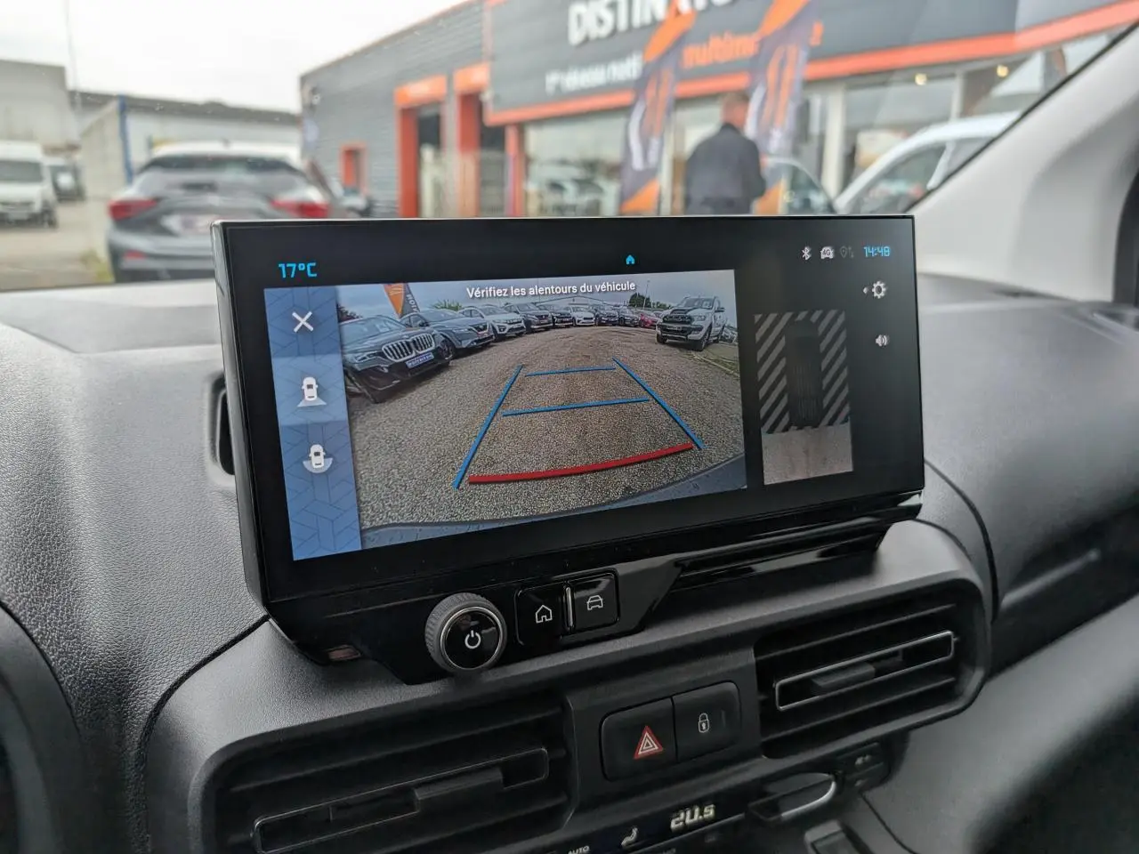Écran tactile intérieur montrant la caméra de recul du Citroën Berlingo blanc, vue du tableau de bord côté passager.