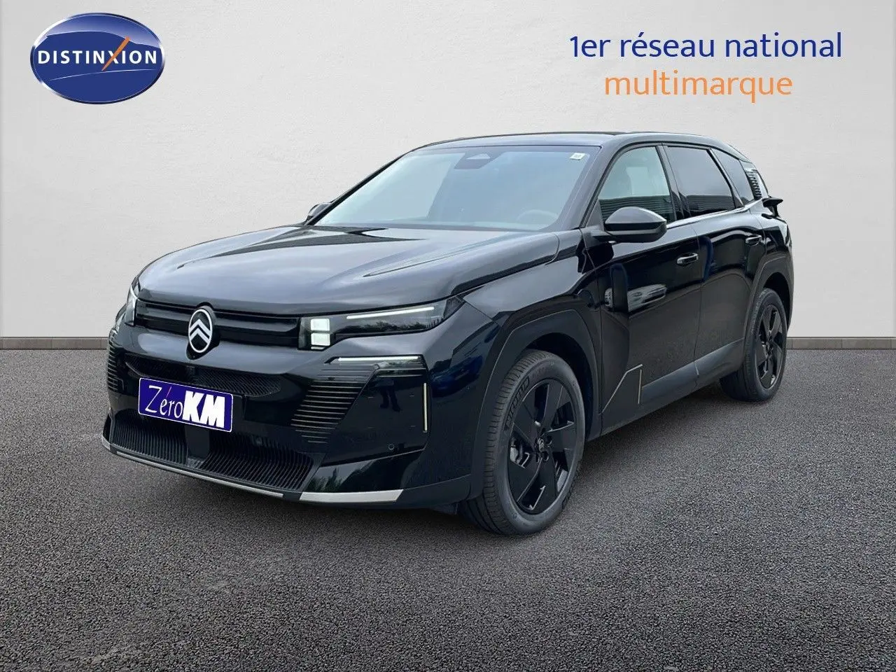 Vue 3/4 avant droite du Citroën C5 Aircross noir Perla Nera avec jantes noires et calandre moderne.