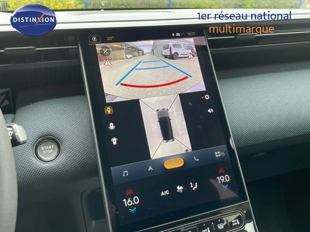 Vue intérieure centrée sur l'écran tactile du tableau de bord du Citroën C5 Aircross noir, affichant la caméra de recul et la climatisation.