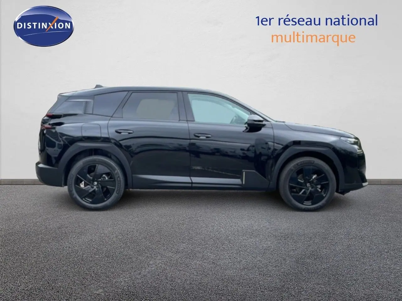 Profil droit d'un Citroën C5 Aircross 2026 noir Perla Nera métallisé avec jantes noires et lignes modernes.