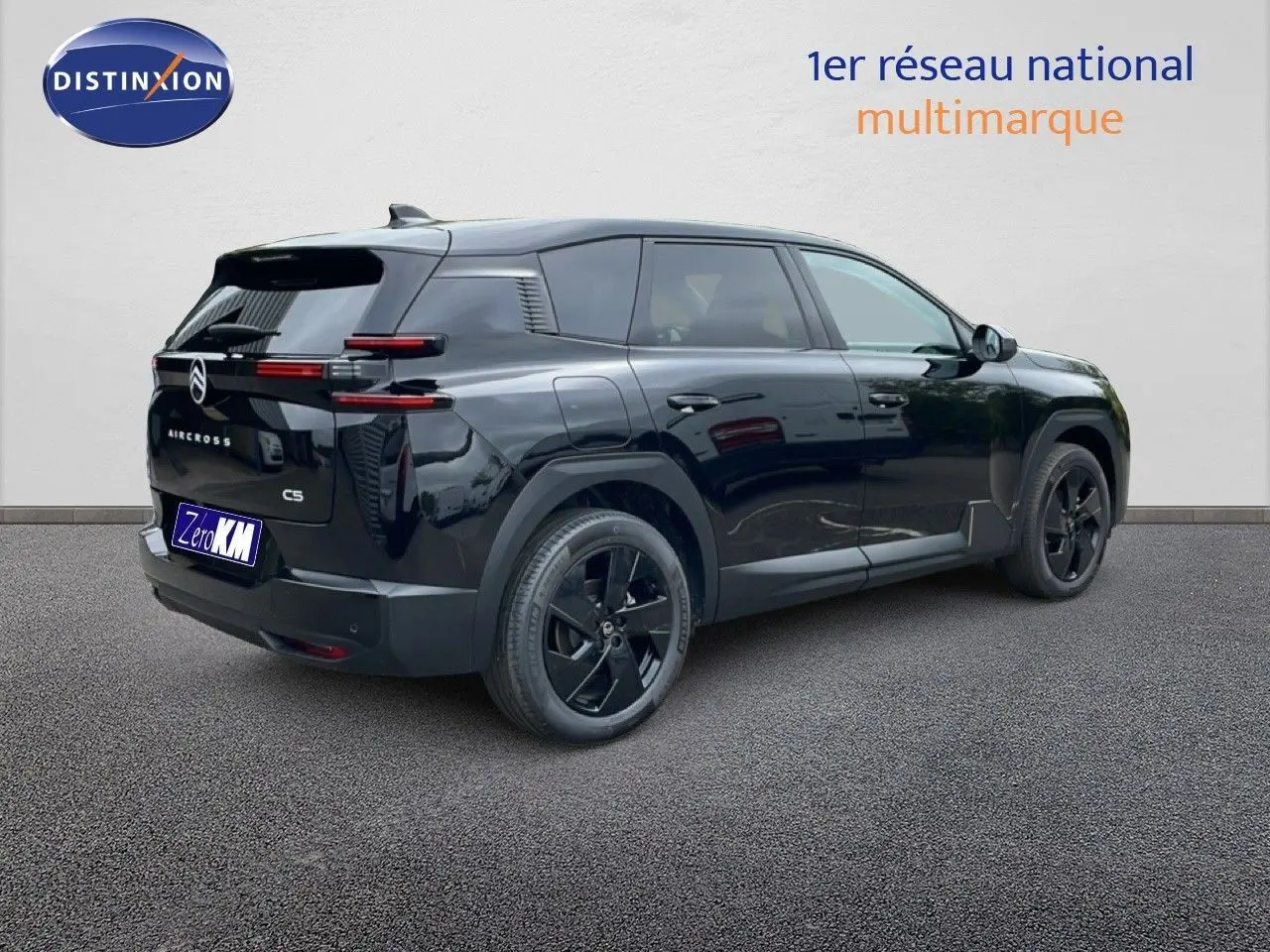Vue 3/4 arrière droite du Citroën C5 Aircross noir Perla Nera, avec jantes noires et feux arrière LED distinctifs.