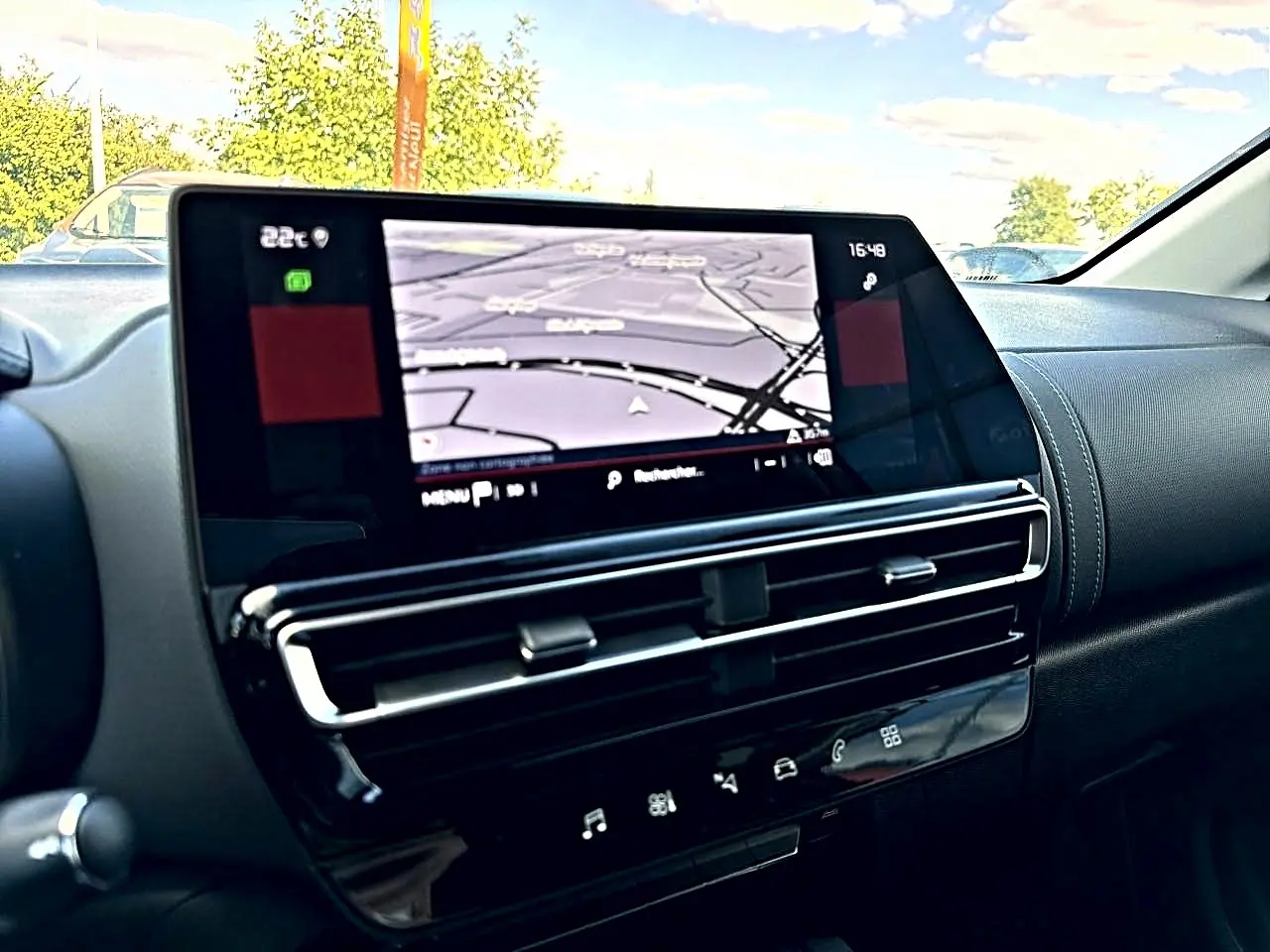 Vue intérieure du tableau de bord du Citroën C5 Aircross 2025, écran tactile GPS et commandes noires brillantes.