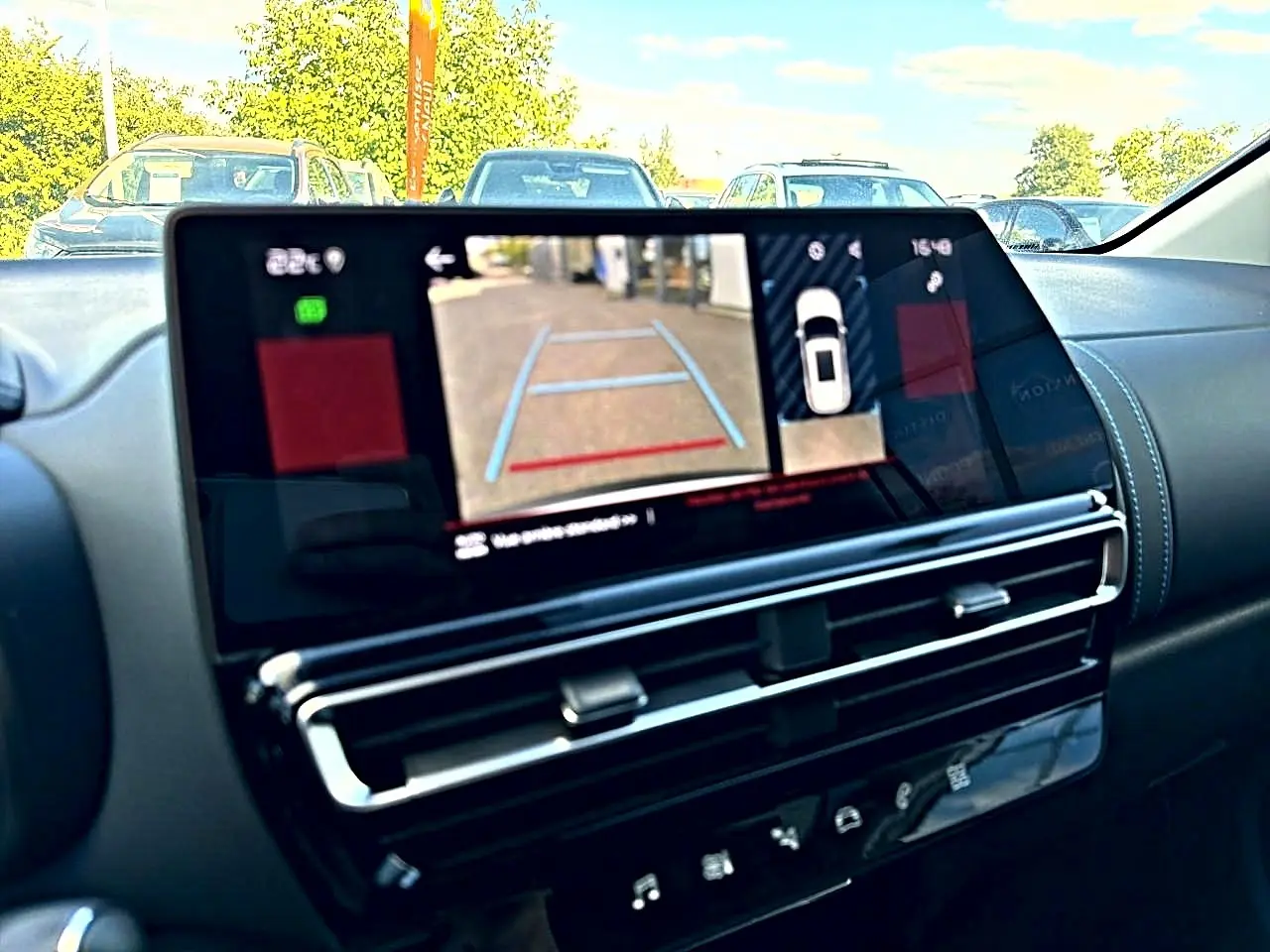 Vue rapprochée de l’écran tactile central affichant la caméra de recul dans un intérieur noir du Citroën C5 Aircross blanc.