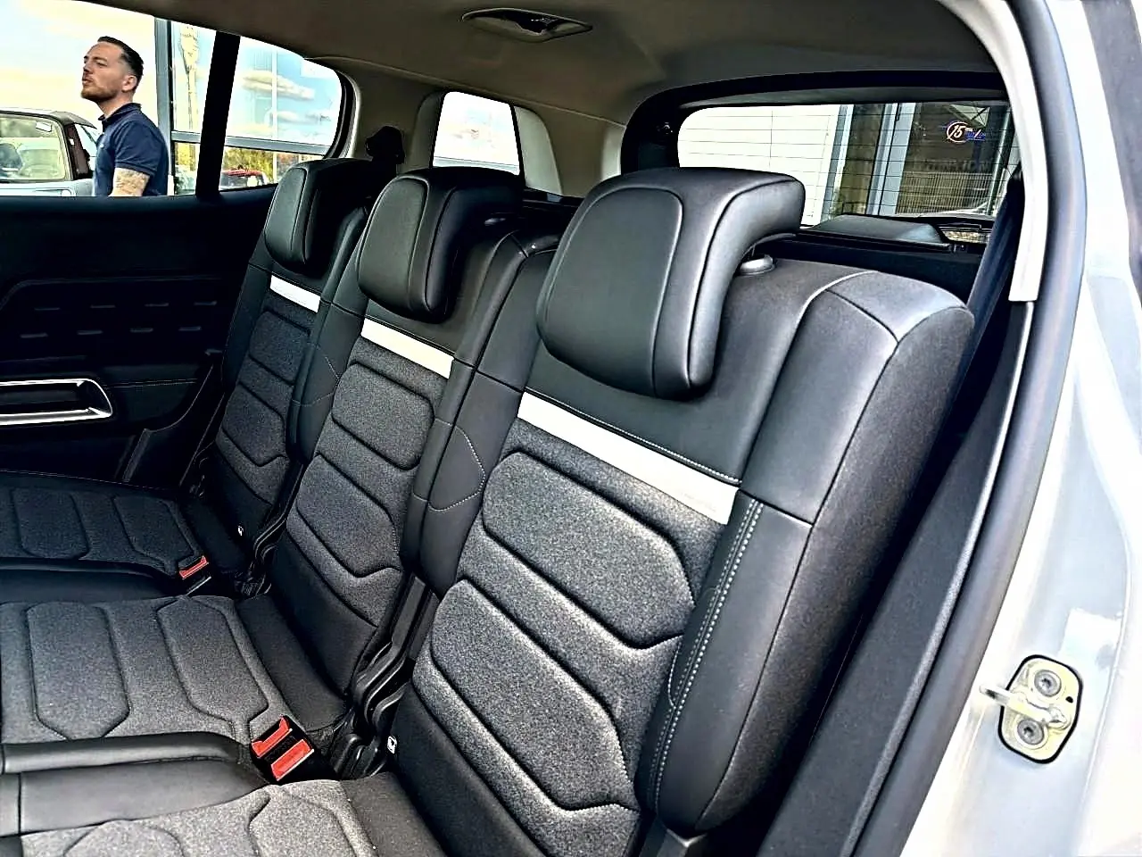 Vue intérieure côté droit sur la deuxième rangée de sièges individuels noirs et gris du Citroën C5 Aircross blanc.