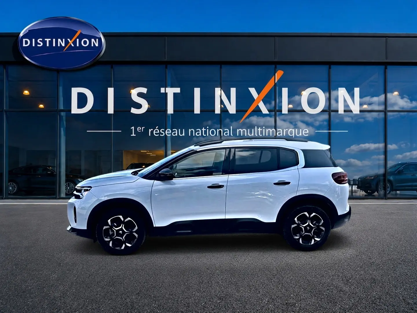 Vue de profil côté gauche d'un Citroën C5 Aircross blanc 2025 avec jantes alliage et toit blanc contrasté.
