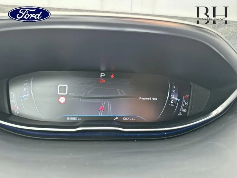 Tableau de bord numérique du Peugeot 5008 2020 affichant la navigation et les compteurs, vue frontale rapprochée.