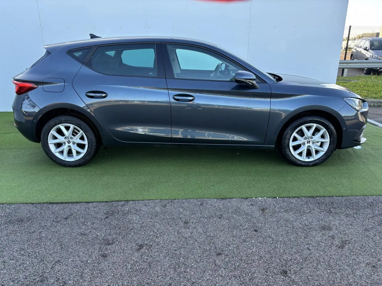 SEAT Leon IV gris Magnetic vue de profil côté gauche, avec jantes alliage 16 pouces et lignes épurées.