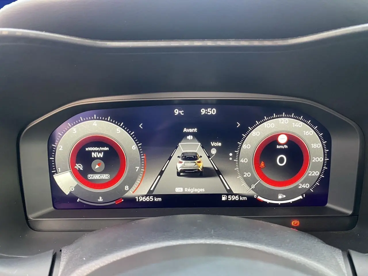 Vue rapprochée du combiné d'instrumentation digital du Nissan Juke 2025, affichage de la vitesse et du régime moteur.