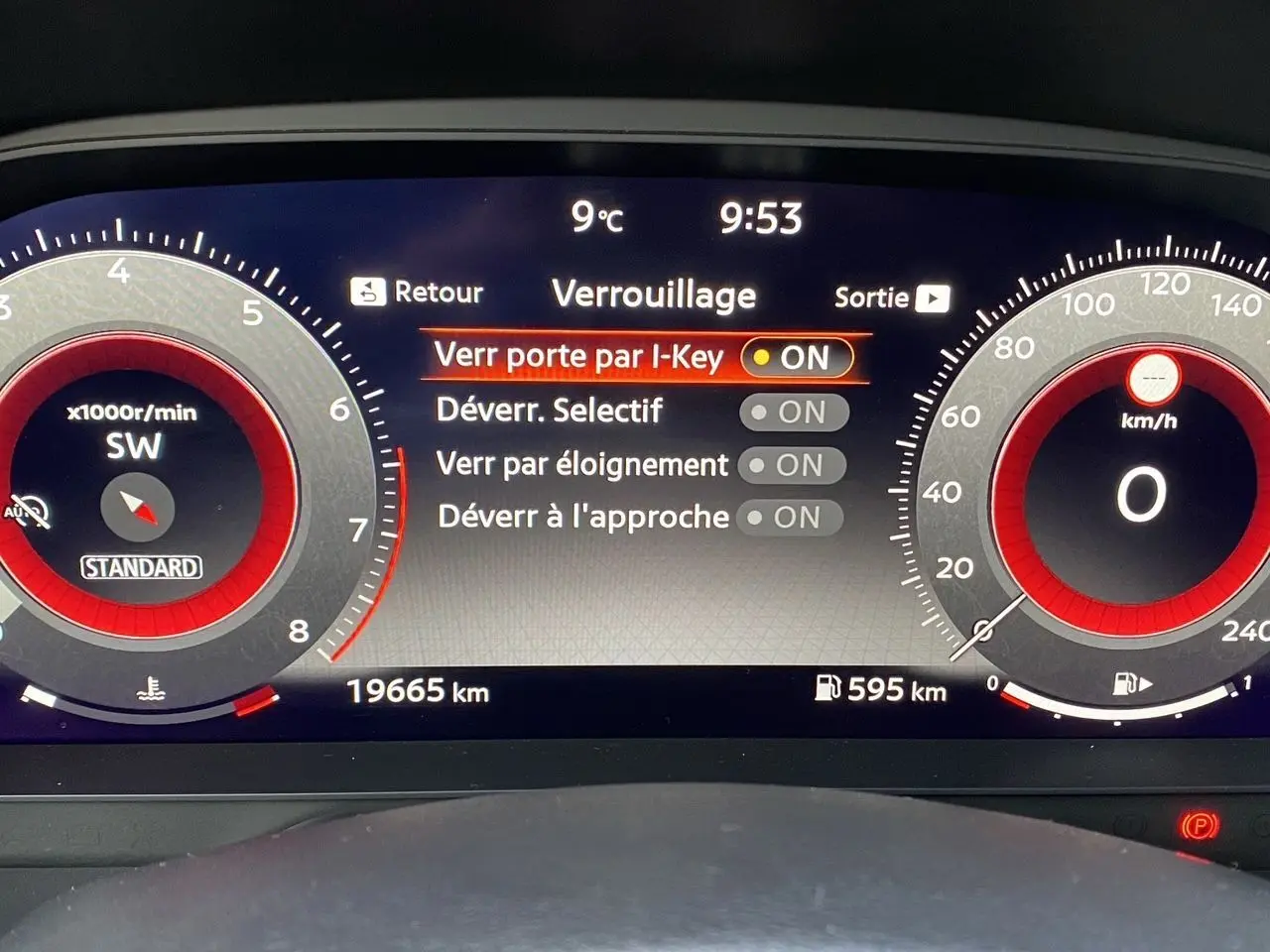 Affichage numérique du tableau de bord du Nissan Juke 2025, montrant les réglages de verrouillage et l'odomètre.