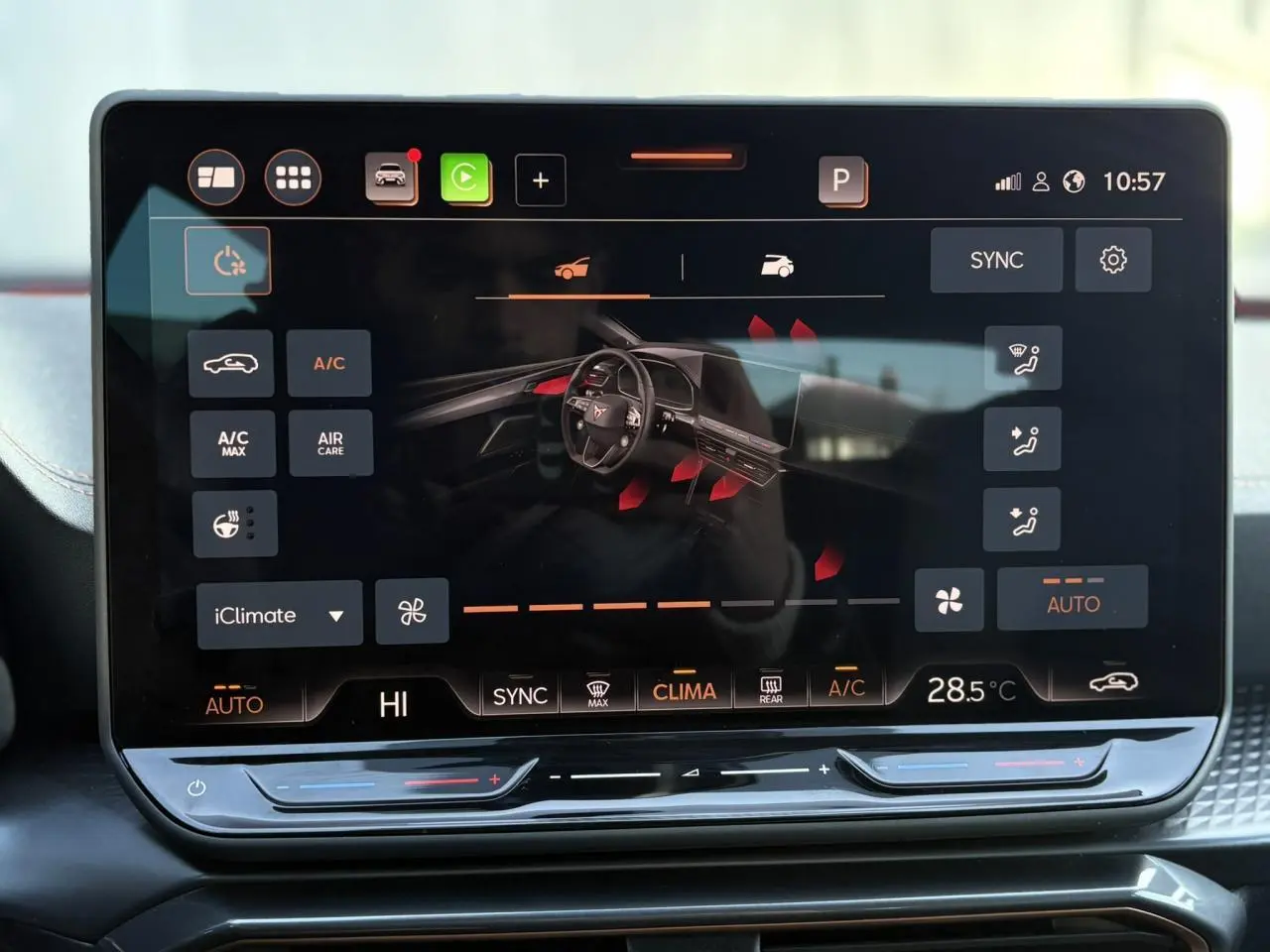 Écran tactile HD 12,9'' de la CUPRA Leon 2025 affichant les réglages de climatisation et ventilation.