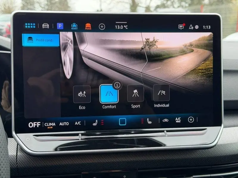 Écran tactile intérieur de la Volkswagen Golf 2.0 TDI 150ch R-Line 2026 affichant les modes de conduite, avec interface moderne et design épuré.