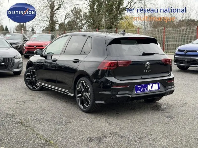Volkswagen Golf 2.0 TDI 150ch R-Line noir vue 3/4 arrière droit avec jantes noires distinctives.