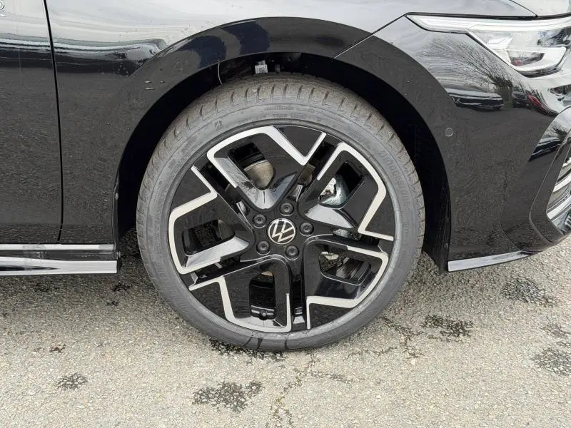 Gros plan sur la roue avant droite noire d’une Volkswagen Golf 2.0 TDI R-Line 2026 avec jante alliage au design moderne.