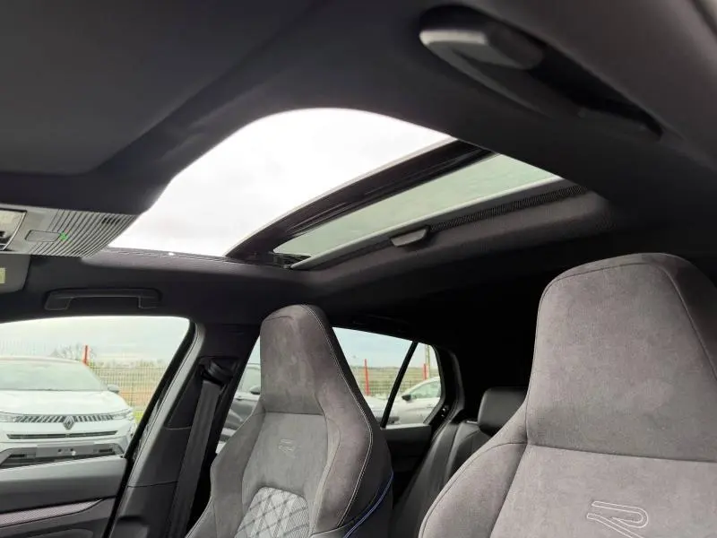 Vue intérieure de la Volkswagen Golf 2.0 TDI R-Line 2026, toit ouvrant panoramique et sièges sport gris avec logo R.